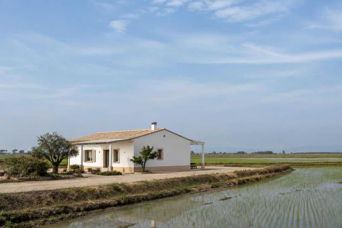 Casa baja pintada de blanco junto a los arrozales de Sant Jaume d'Enveja — Pinturas Monfor